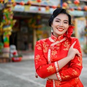 Identik Warna Merah, 5 Rekomendasi Baju Imlek Ini Berikan Kesan Elegan