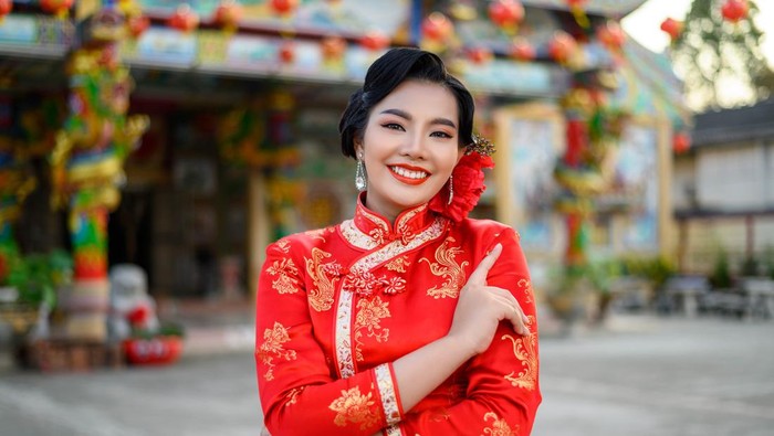 Identik Warna Merah, 5 Rekomendasi Baju Imlek Ini Berikan Kesan Elegan