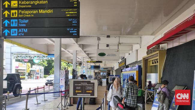 Setelah selesai revitalisasi, Bandara Halim Perdanakusuma beroperasi kembali untuk penerbangan komersial dengan maskapai Citilink, Batik Air, dan Wings Air. 