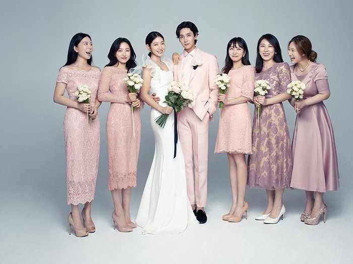 Tak hanya berdua, Shin Hye dan Tae Joon juga berfoto bersama bridesmaid mereka. Kali ini, Shin Hye memakai gaun putih dengan rumbai pada lengan yang dirancang oleh Newhite yang berbasis di California./ Foto: instagram.com/sarahmoon0217