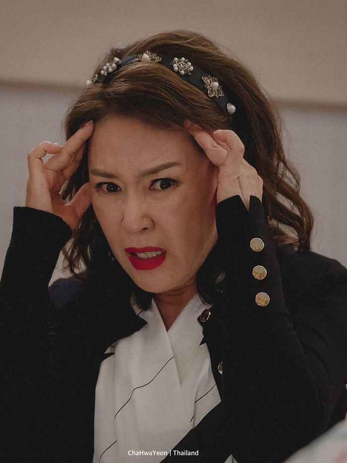 Tak hanya Now, We Are Breaking Up saja, Cha Hwa Yeon sukses bikin geregetan dalam drakor Young Lady and Gentleman. Perankan Wang Dae Ran, Hwa Yeon tampil totalitas sebagai 'Ibu-Ibu' dalam drama makjang./ Foto: instagram.com//chahwayeon.fans