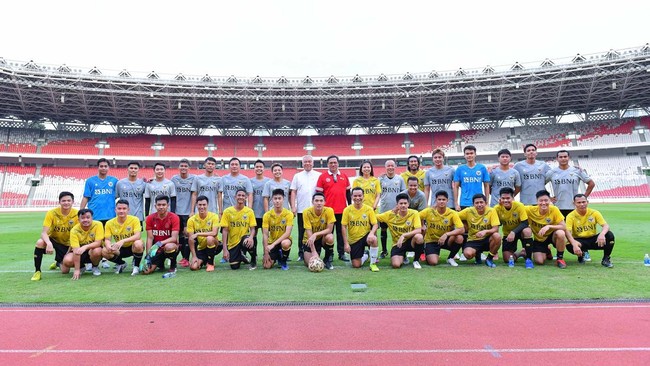 Para jagoan badminton Indonesia meluangkan waktu dengan bermain sepak bola di Stadion Utama Gelora Bung Karno.