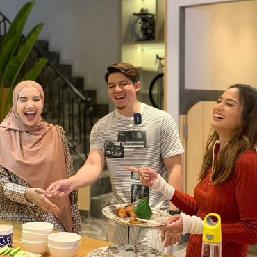 Irwansyah Semringah Bertemu Acha Septriasa, Zaskia Sungkar: Cubit Nih