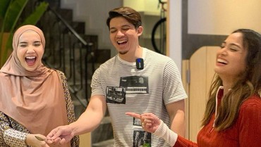 img-title Irwansyah Semringah Bertemu Acha Septriasa, Zaskia Sungkar: Cubit Nih