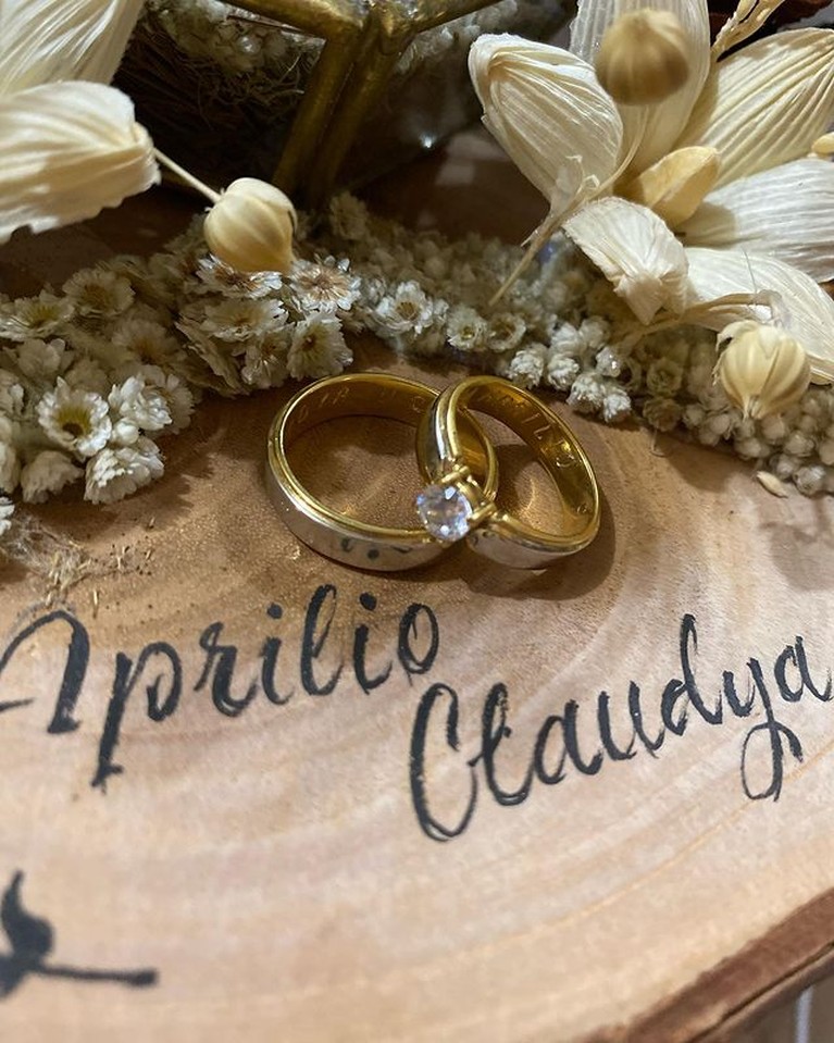 Aprilio Manganang mengumumkan kabar bahagia pertunangannya dengan sang kekasih, Claudia. Yuk intip potretnya!