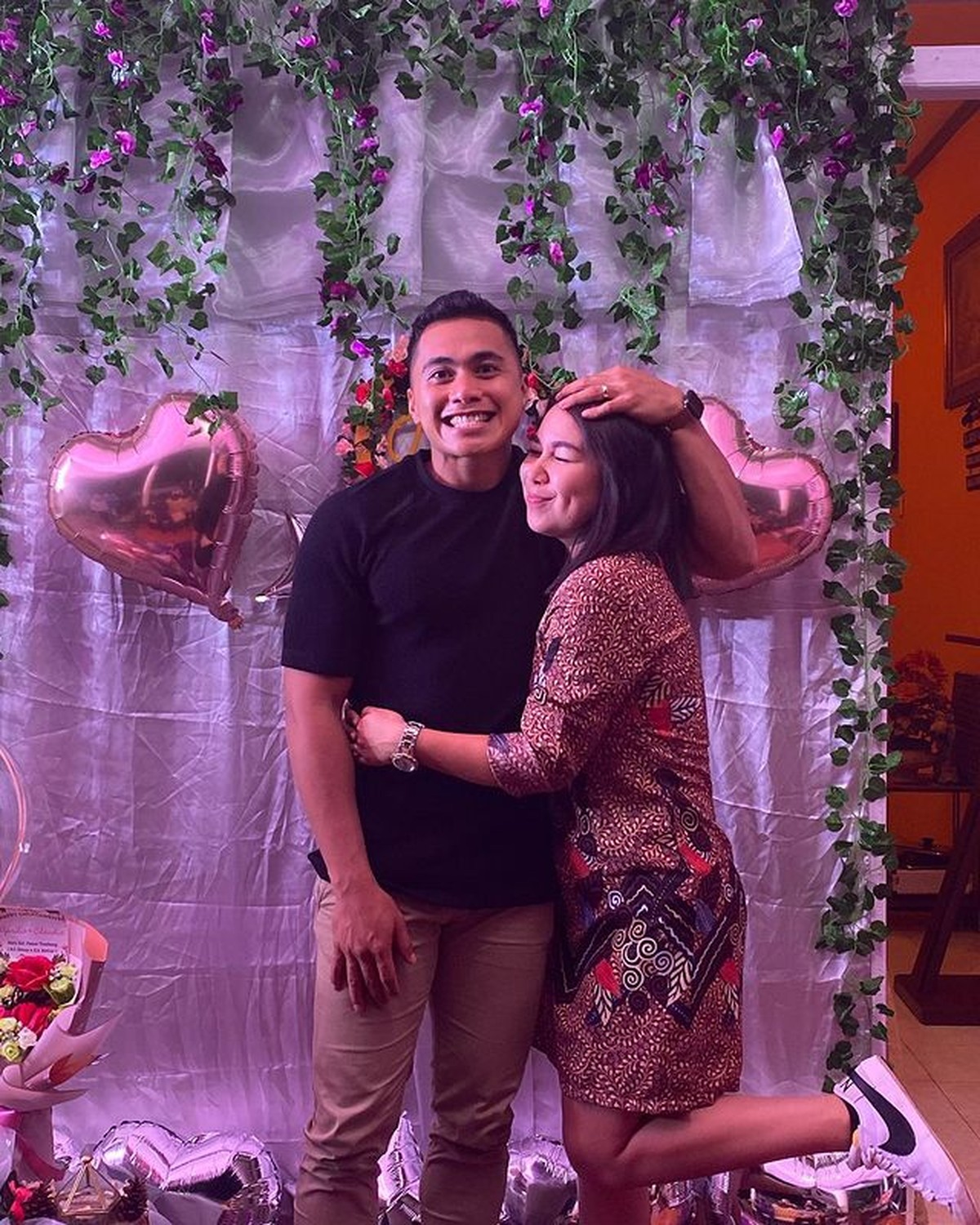 Aprilio Manganang mengumumkan kabar bahagia pertunangannya dengan sang kekasih&comma; Claudia&period; Yuk intip potretnya&excl;