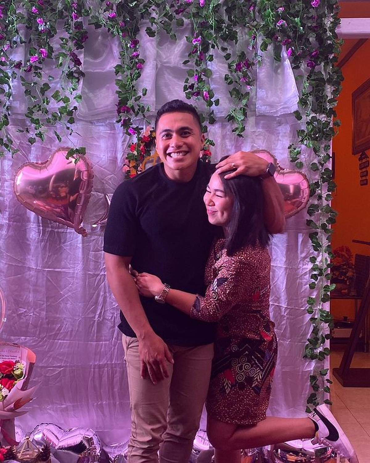 Aprilio Manganang mengumumkan kabar bahagia pertunangannya dengan sang kekasih&comma; Claudia&period; Yuk intip potretnya&excl;