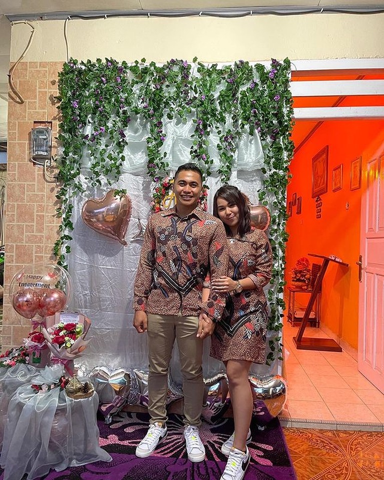 Aprilio Manganang mengumumkan kabar bahagia pertunangannya dengan sang kekasih, Claudia. Yuk intip potretnya!