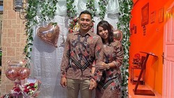 6 Momen Pertunangan Aprilio Manganang & Kekasih, Kompak Pakai Sneakers!
