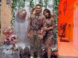 6 Momen Pertunangan Aprilio Manganang & Kekasih, Kompak Pakai Sneakers!