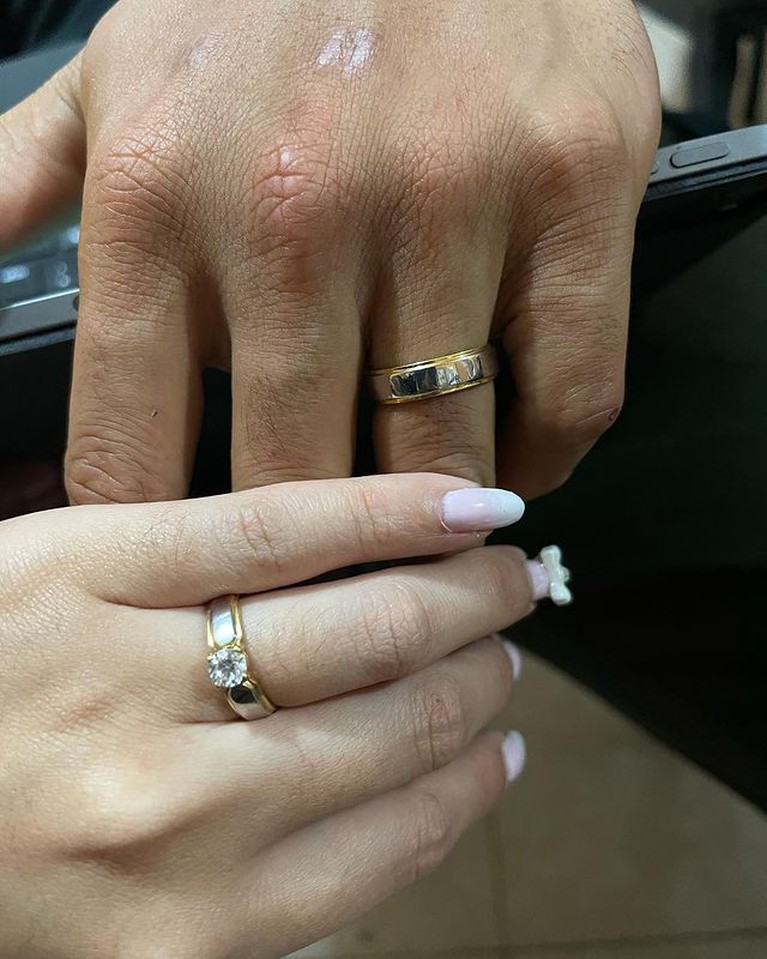 Aprilio Manganang mengumumkan kabar bahagia pertunangannya dengan sang kekasih, Claudia. Yuk intip potretnya!