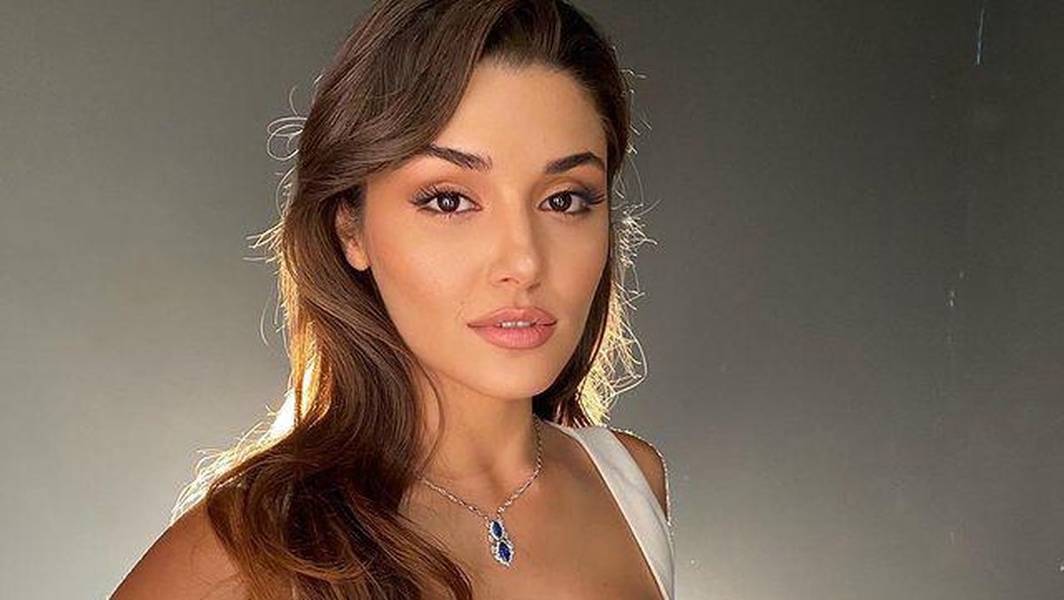 Hande Ercel perempuan tercantik di dunia ini membuat publik terkejut karena pengakuannya melakukan adegan panas&period; Yuk intip potretnya&excl;