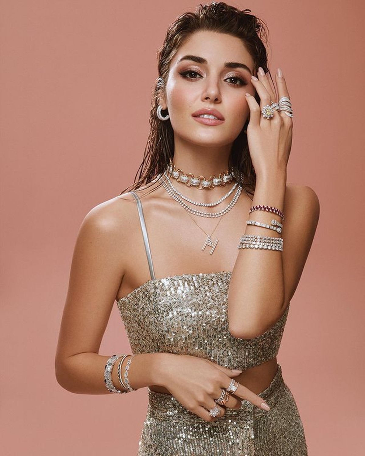 Hande Ercel perempuan tercantik di dunia ini membuat publik terkejut karena pengakuannya melakukan adegan panas&period; Yuk intip potretnya&excl;