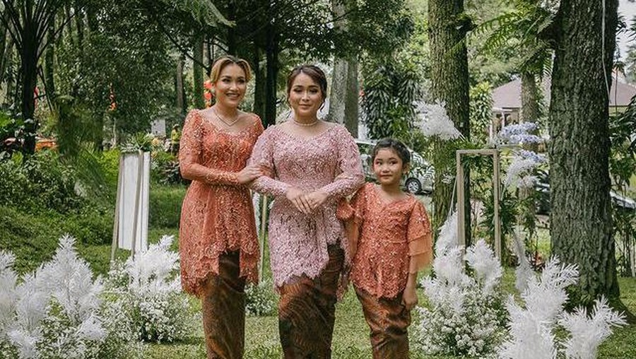 7 Potret Lamaran Asyifa Adik Ayu Ting Ting