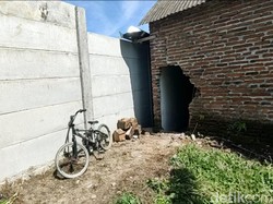Akses Tertutup Beton, Warga di Malang Terpaksa Jebol Tembok Buat Jalan