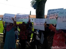 Emak-emak Pekalongan Demo Gegara Tak Dapat Bansos Selama Pandemi