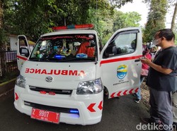 Unik! Ambulans di Ciamis Dihias Gambar Kartun hingga Mainan