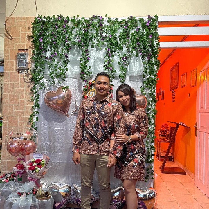 <p>Dalam caption foto tunangan, Aprilo Manganang menulis kalimat romantis lho, Bunda. "Tidak ada kata lain selain mengucap syukur atas semua perjalanan hidup yang Tuhan Yesus berikan dan ahkirnya bisa menemukan orang yang tepat yang bisa menerima semua ketidak sempurnaan untuk dijadikan sempurna dan indah.. thanks and love you so much sayang," tulisnya melalui akun @manganang92. (Foto: Instagram @manganang92)</p>