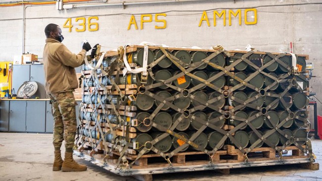 Menteri Pertahanan AS Lloyd Austin mengumumkan bantuan militer baru senilai 6 miliar dolar atau setara Rp97 triliun untuk Ukraina pada Jumat (26/4).