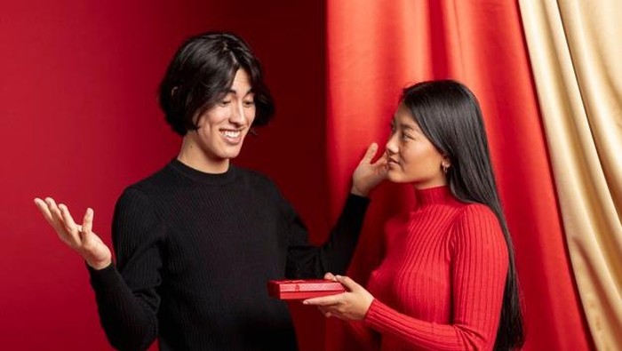 Bukan Cuma Payung dan Sepatu, 6 Benda Ini Ternyata Juga Tidak Boleh Dijadikan Kado Imlek! Bisa Sial!