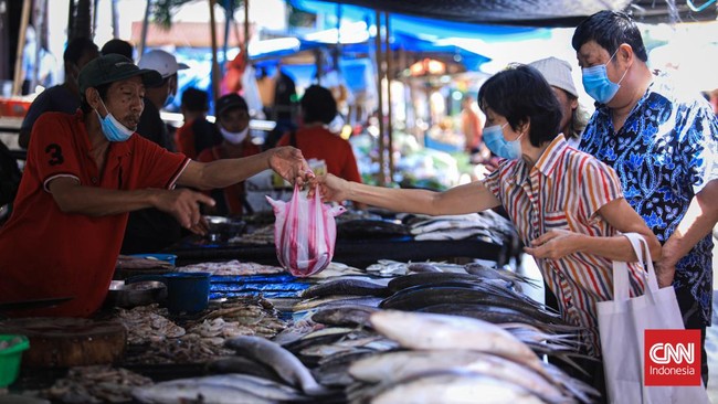 FOTO: Berburu Ikan Bandeng Jelang Imlek
