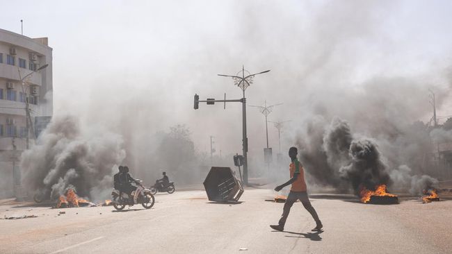 Burkina Faso bergolak setelah demonstrasi hingga rentetan baku tembak terjadi di sejumlah barak militer negara itu dalam sehari.