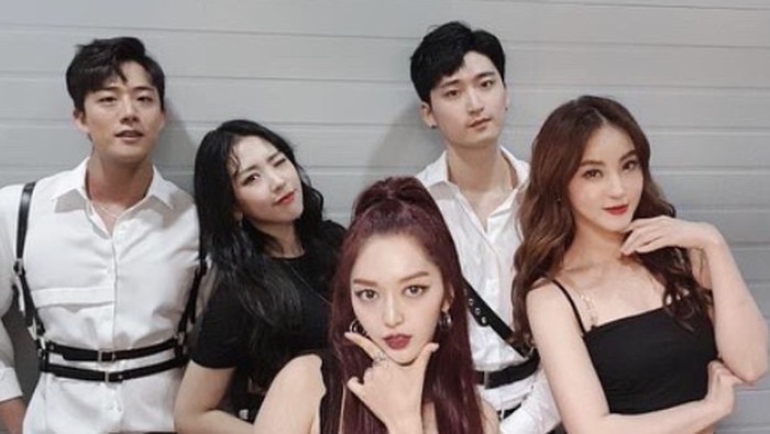 Cha Hyun Seung mengawali karier sebagai dancer pada tahun 2013, di mana saat itu ia berprofesi sebagai dancer SNSD. Sejak itu, ia sering diajak bekerja sama dengan artis SM Entertainment lainnya, seperti EXO, TVXQ, SHINee, dan Amber Liu./ foto: instagram.com/502bright