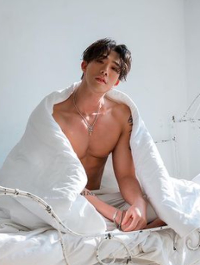 Dengan popularitas dan proporsi tubuhnya yang sempurna, Cha Hyun Seung juga aktif sebagai fitness model. Nggak heran, di pemotretan ini pun ia terlihat menawan, bukan?/ foto: instagram.com/502bright