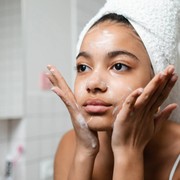 Sering Dianggap Sepele, Ini 5 Kesalahan yang Paling Sering Dilakukan saat Membersihkan Wajah dengan Facial Wash