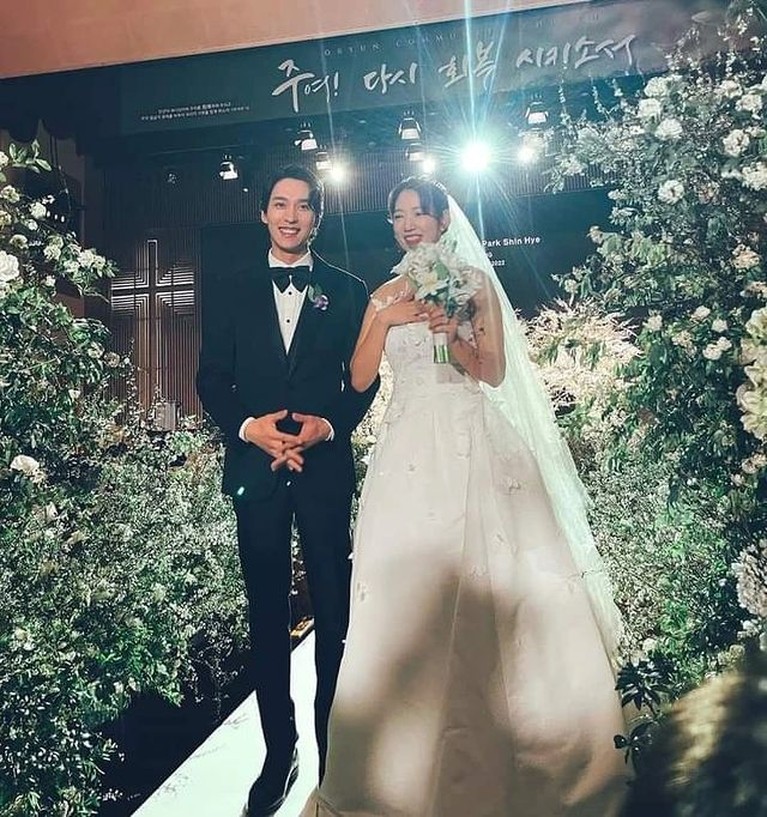 Foto Pernikahan Park Shin Hye dan Choi Tae Joon Park Shin Hye dan Choi Tae Joon menggelar acara pernikahan secara tertutup dan tak terekspos. Yuk intip potretnya!