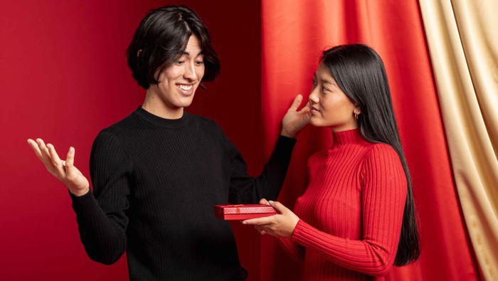 Catat! 7 Barang Ini Nggak Boleh Dijadikan Hadiah saat Imlek, Ada Buah Pir hingga Sepatu!