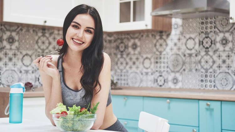 Ilustrasi wanita diet Young Asian woman received a box full of colourful and fresh organic groceries ordered online by home doorstep delivery. She is planning to cook a healthy meal in the kitchen at home. Healthy eating lifestyle
