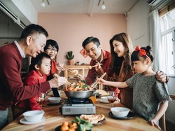 Rayakan Tahun Baru dengan Makan Bareng Keluarga, Tetap Bisa Meriah Meski Pandemi