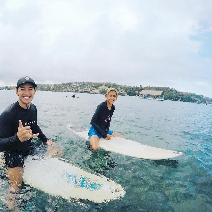 <p>Anak laki-laki selalu menjadi partner, sahabat sang ayah ketika melakukan aktivitas outdoor. Seperti Jason yang kerap diajak Andrew White untuk berselancar di pantai. (Foto: Instagram @andrew.white._)</p>