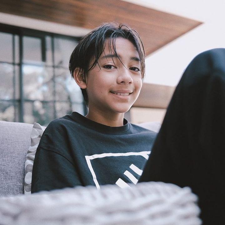 <p>Anak laki-laki Nana Mirdad yang akrab disapa Jason ini sudah beranjak remaja, lho. Ia lahir pada 31 Desember 2007 lalu, bulan lalu usianya sudah 15 tahun. (Foto: Instagram @nanamirdad_)</p>