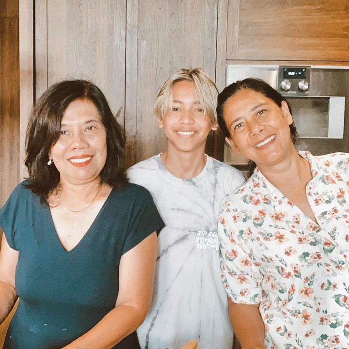 <p>Potret Jason ketika bersama kedua neneknya. Wah, kedua neneknya sudah kalah tinggi nih walaupun Jason baru berusia 15 tahun. (Foto: Instagram @nanamirdad_)</p>