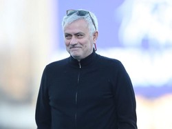 Pesta Ultah Kejutan dari Para Pemain AS Roma buat Jose Mourinho