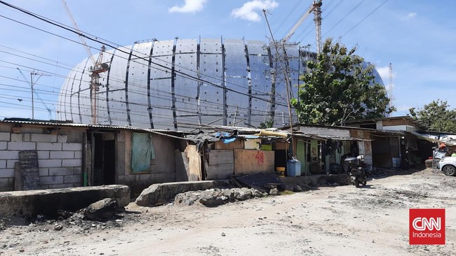 Warga Kampung Bambu, Tanjung Priok, Jakarta Utara di sekitar Jakarta International Stadium (JIS) mengaku terancam digusur. Rumah mereka ditandai cat merah.
