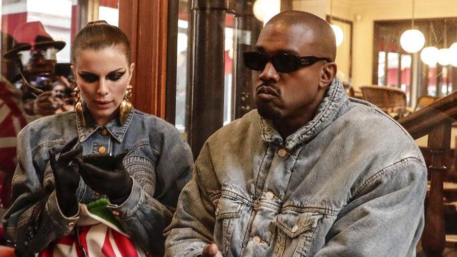Kanye West dan Julia Fox menghadiri fashion show Kenzo koleksi Fall-Winter 2022/2023 di Paris Fashion Week, Minggu (23/1/2022).