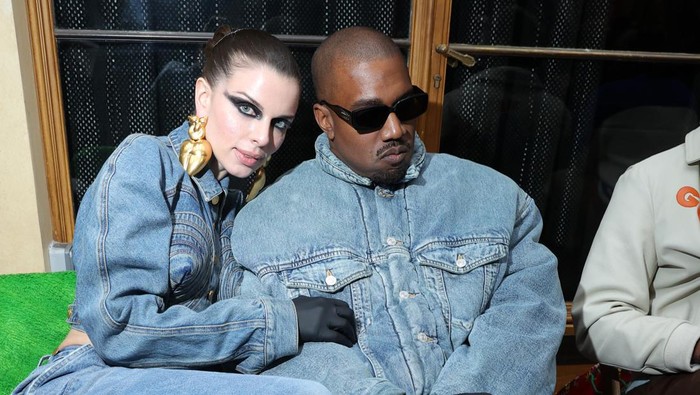 Kanye West dan Julia Fox di fashion show Kenzo Paris Fashion Week.