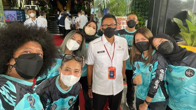 Menparekraf melepas Komunitas Srikandi Wonderful Ride yang akan touring sekaligus mengeksplorasi destinasi pariwisata dan sentra ekonomi kreatif di Jawa Barat.