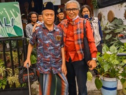 Sembuh dari Sakit, Ki Joko Bodo Kini Pakai Tongkat