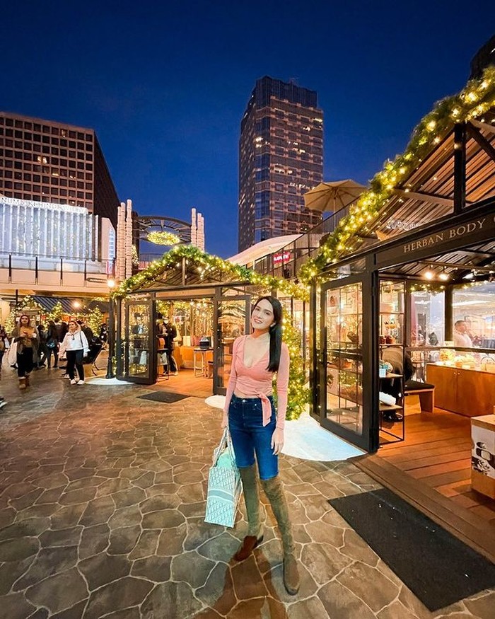 Liburannya kali ini ia terlihat mengenakan boots sebagai statement penampilannya dengan dipadukan bersama crop top dan skinny jeans. (@shandyaulia)