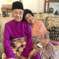 7 Potret Romantis Mahathir Mohamad Dan Istri, Awet Nikah 65 Tahun - Foto 1