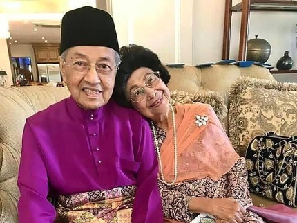 7 Potret Romantis Mahathir Mohamad dan Istri, Awet Nikah 65 Tahun