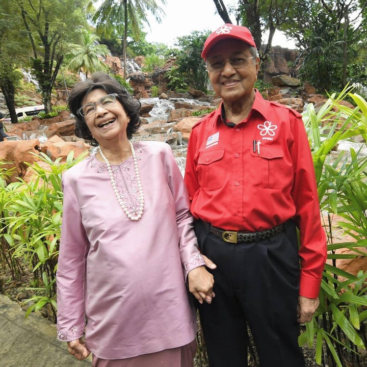 <p>Siti Hasmah merupakan seorang ahli kesehatan. Ia dinikahi oleh Mahathir Mohamad pada 1965 silam. Hingga 2021 lalu, pasangan ini sudah menikah selama 65 tahun, Bunda. (Foto: Instagram @chedetofficial)</p>