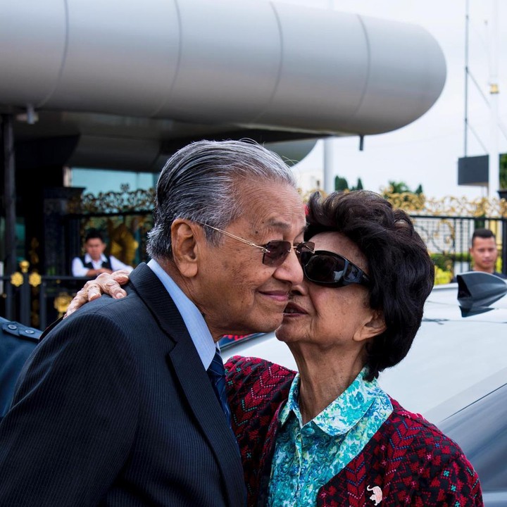 <p>Baru-baru ini, Mahathir Mohamad dikabarkan tengah jatuh sakit. Ia sedang menjalani perawatan khusus jantung di rumah sakit. Putri mereka, Marina, mengatakan bahwa kondisi Mahathir sudah dalam keadaan stabil. Kita doakan semoga pasangan ini tetap bahagia selalu ya, Bunda. (Foto: Instagram @chedetofficial)</p>