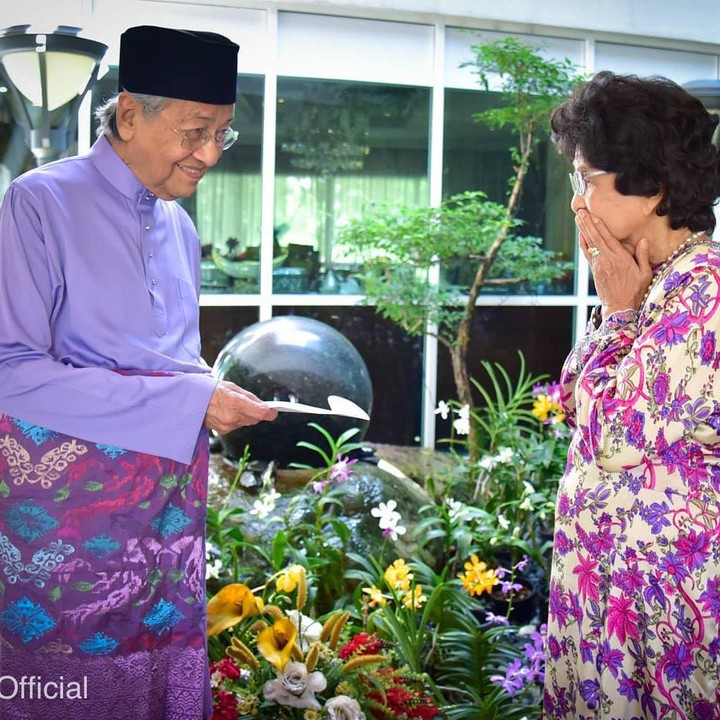 <p>Mahathir Mohamad dan istri tak segan menampilkan potret-potret romantis mereka. Keduanya kompak berpose bak pasangan muda di setiap foto. (Foto: Instagram @chedetofficial)</p>