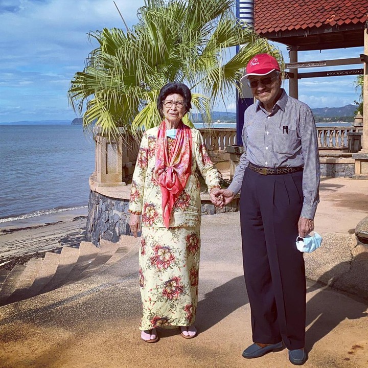 <p>Tetap kompak dan harmonis, Mahathir Mohamad selalu meluangkan waktu untuk mengajak Siti Hasmah jalan-jalan. Intip potret mereka ketika berlibur ke Pantai Teluk Yu, <em>so sweet!</em> (Foto: Instagram @chedetofficial)</p>