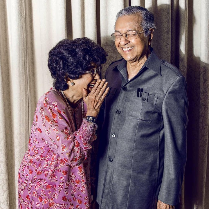 <p>Menjalani enam dekade bersama sebagai suami istri, Mahathir dan Siti Hasmah selalu terlihat harmonis di setiap kesempatan. Kemesraan mereka kerap membuat pasangan muda <em>jealous,</em> nih! (Foto: Instagram @chedetofficial)</p>
